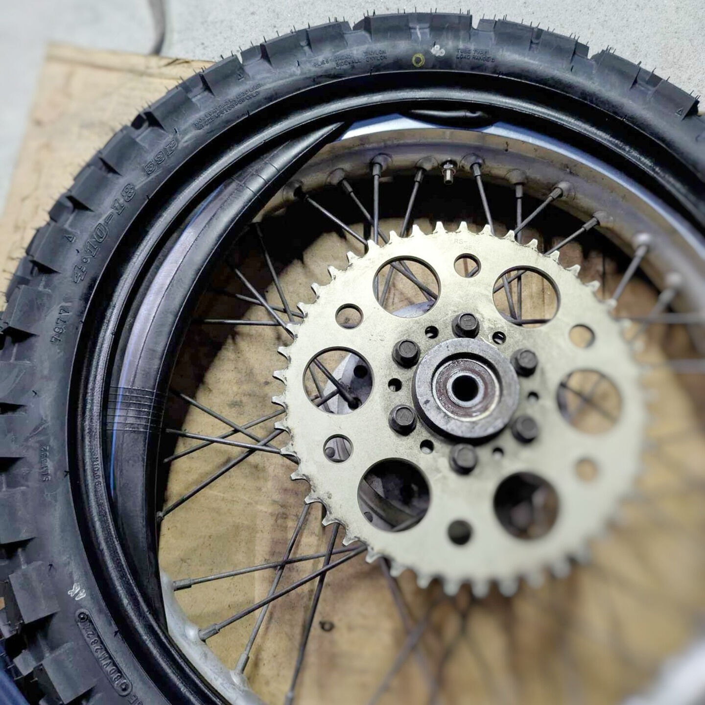こんにちは！バイク愛好家の皆さんシーズン前のタイヤ交換の時期