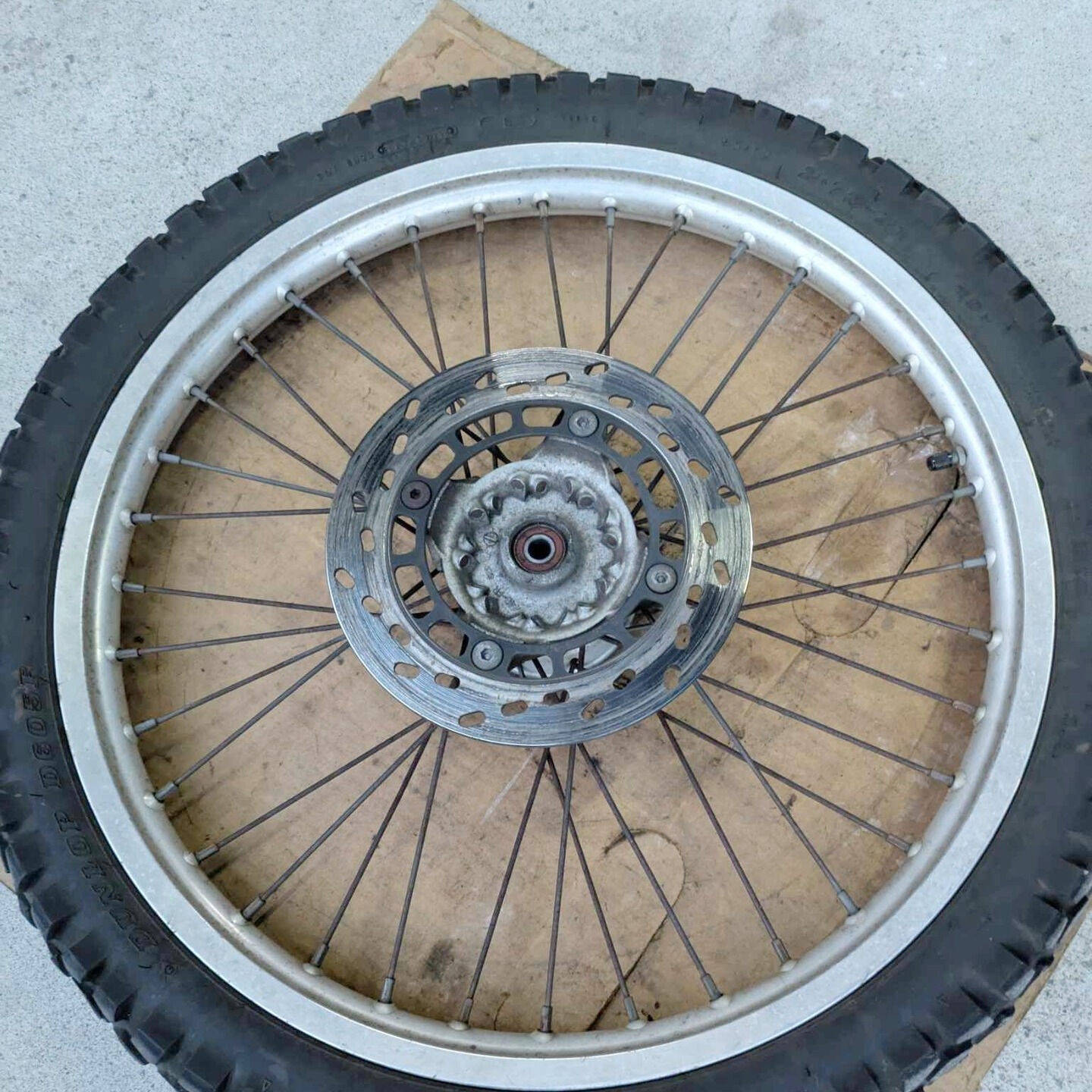 こんにちは！バイク愛好家の皆さんシーズン前のタイヤ交換の時期