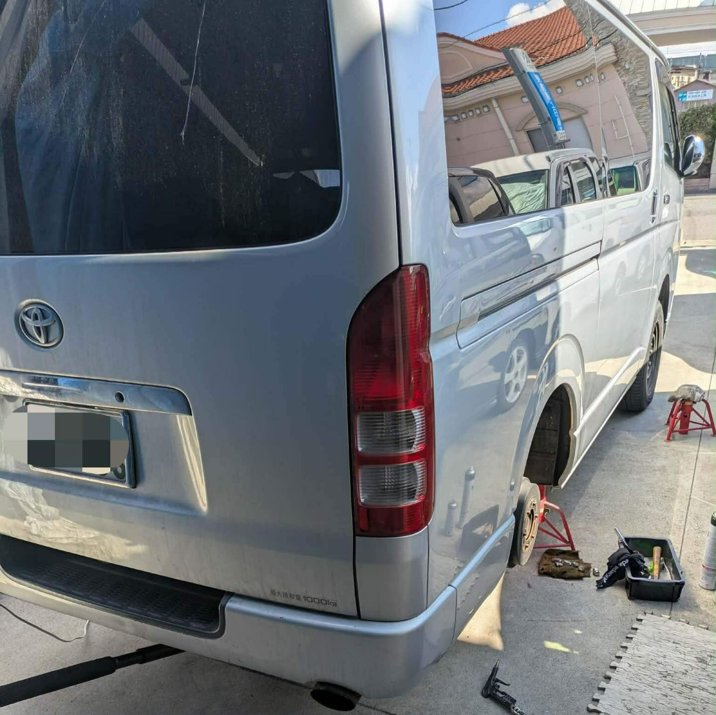 トヨタのハイエースを車検整備中です🚗✨