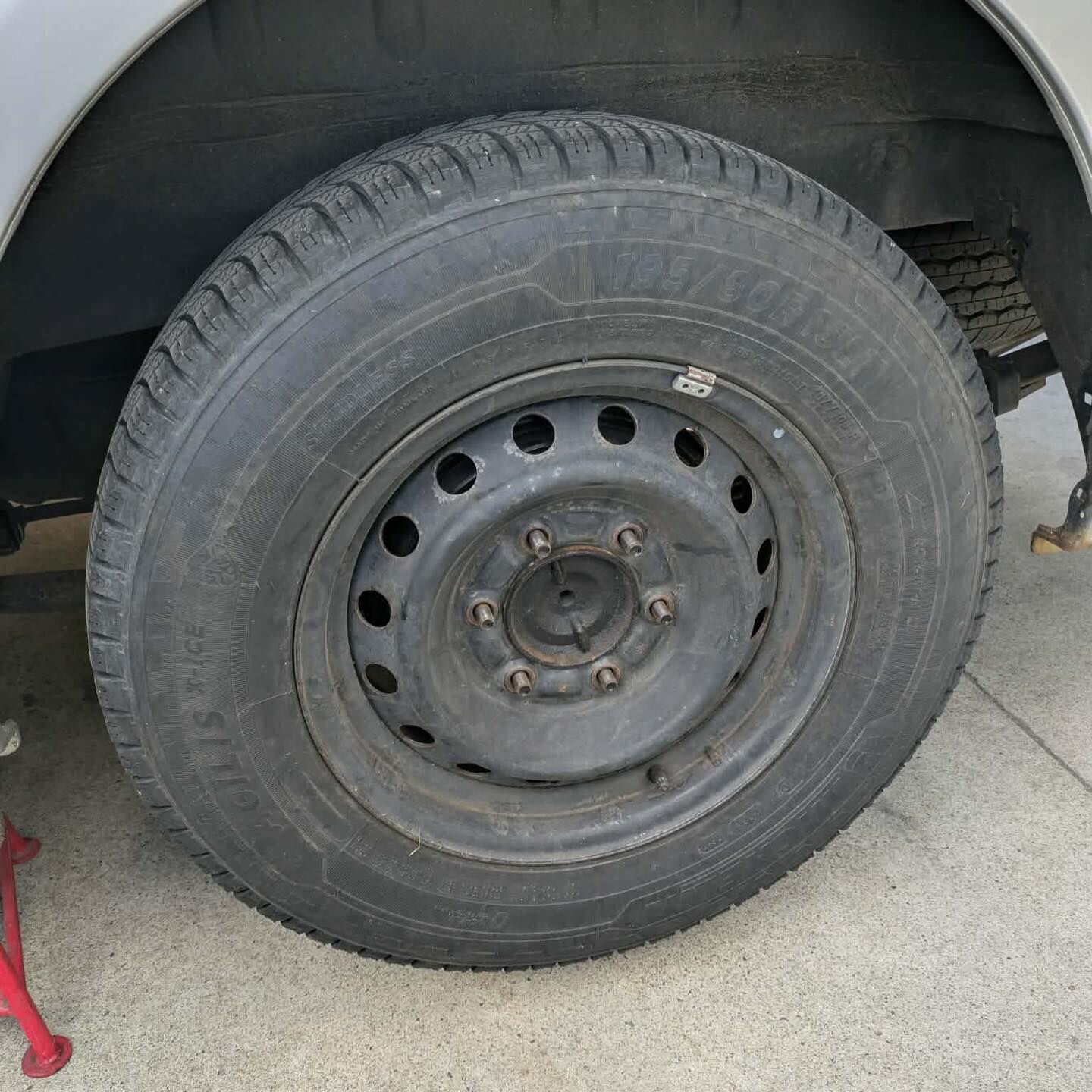 トヨタのハイエースを車検整備中です🚗✨