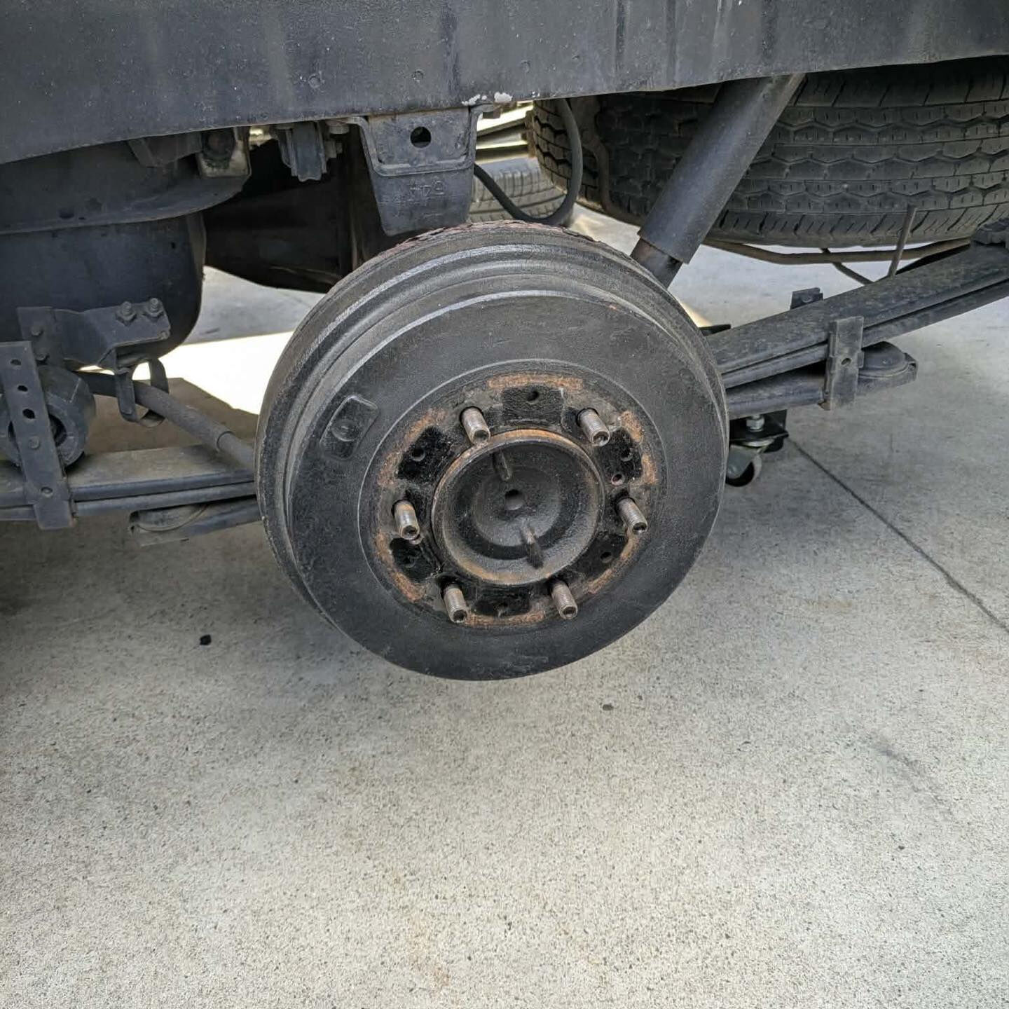 トヨタのハイエースを車検整備中です🚗✨