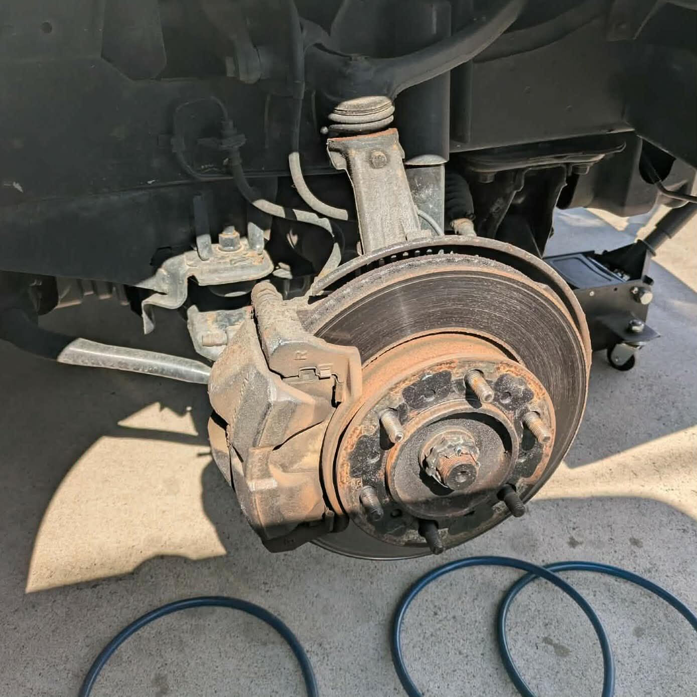 今日もトヨタのハイエースを車検整備中です🚗