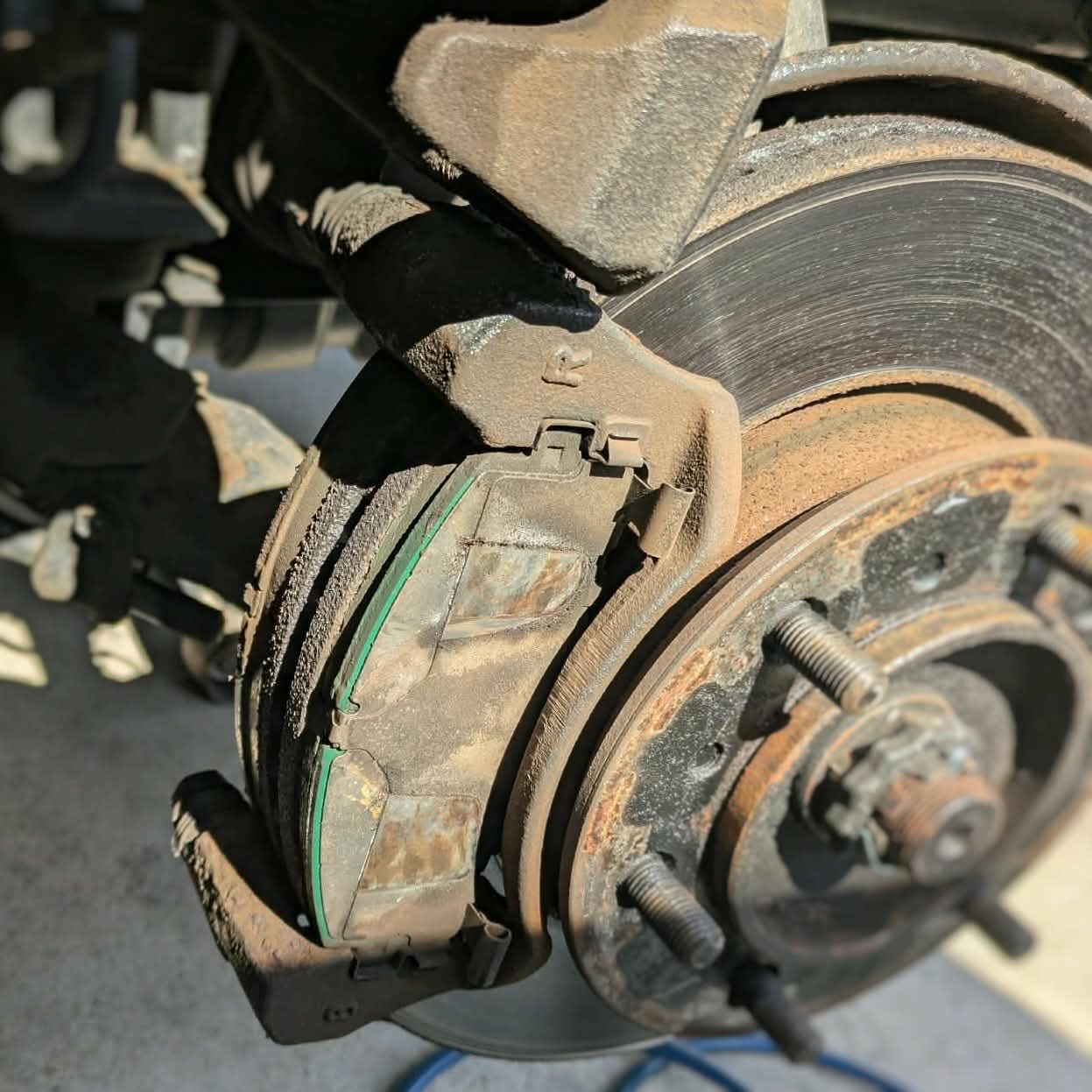 今日もトヨタのハイエースを車検整備中です🚗