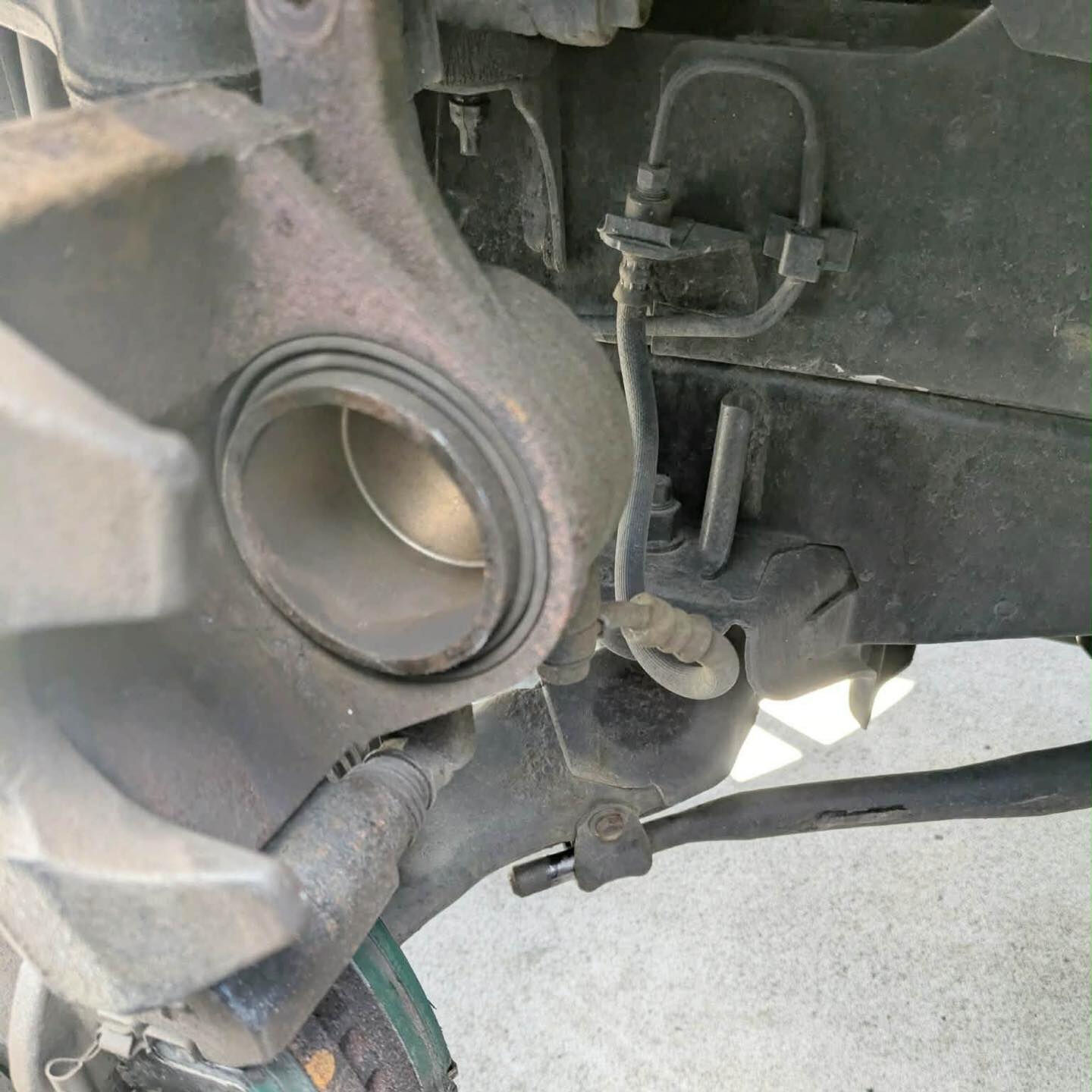今日もトヨタのハイエースを車検整備中です🚗